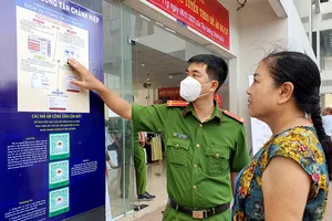 Công an TPHCM hỗ trợ người dân đăng ký tài khoản dịch vụ công  trực tuyến, tài khoản định danh điện tử