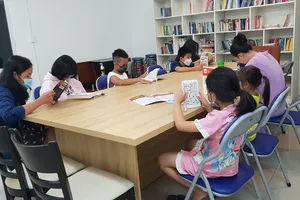 Cư dân và các em nhỏ tại chung cư Belleza (phường Phú Mỹ, quận 7, TPHCM) đọc sách tại CLB Thanh thiếu niên