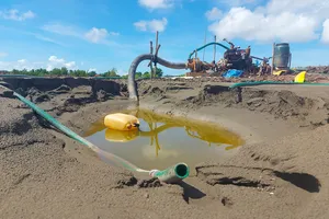 Bể lắng cát trước khi được bơm lên sà lan để mang đi tiêu thụ