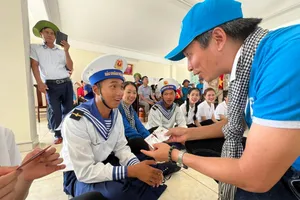 Anh Trần Vũ Thành mang ứng dụng i-HR giới thiệu ở đảo Đá Nam