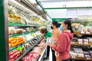 Người dân mua sắm tại Co.op Food