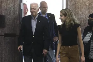 Tổng thống Biden đi bỏ phiếu sớm