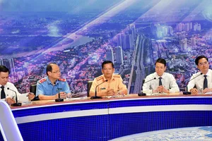 Đại diện sở ngành TPHCM tham dự  Chương trình Dân hỏi - Chính quyền trả lời. Ảnh: VIỆT DŨNG