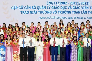 Bí thư  Thành ủy TPHCM Nguyễn Văn Nên cùng các đồng chí lãnh đạo TPHCM,  Bộ GD-ĐT với các nhà giáo tiêu biểu  được tuyên dương Ảnh:  HOÀNG HÙNG