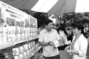 Ông Nguyễn Long Tươi giới thiệu hàng đến công nhân lao động tại điểm bán hàng ưu đãi dành cho công nhân