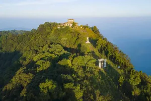 Vọng Hải Đài trên đỉnh Bạch Mã với độ cao 1.450m