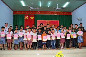 Binh đoàn 16 hỗ trợ các em học sinh có hoàn cảnh khó khăn