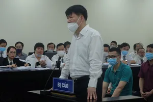 Cựu Thứ trưởng Bộ Y tế Trương Quốc Cường hầu tòa trong vụ án nhập lậu thuốc giả là thuốc chữa bệnh. Ảnh: ĐỖ TRUNG