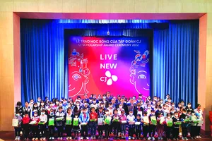 Tập đoàn CJ 10 năm liên tiếp trao tặng học bổng vượt khó tại tỉnh Lâm Đồng 