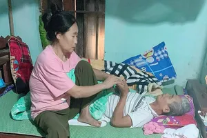 Chồng thoi thóp, con trai ngây dại 