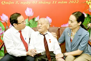 Bí thư Thành ủy TPHCM Nguyễn Văn Nên chúc mừng đồng chí Nguyễn Thọ Chân nhận huy hiệu 85 năm tuổi Đảng vào ngày 1-11-2022. Ảnh: VIỆT DŨNG
