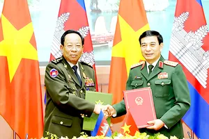 Đại tướng Phan Văn Giang và Đại tướng Tea Banh trao đổi Kế hoạch hợp tác năm 2023 giữa 2 Bộ Quốc phòng tại hội đàm. Ảnh: TRẦN LƯU