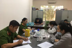 Công an làm việc với các đối tượng trong băng nhóm đòi nợ thuê