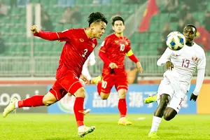 Hồ Văn Cường (3) chỉ bị chấn thương nhẹ, có thể ra sân trong trận đấu với Iran hôm nay