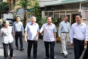 Lãnh đạo Quận ủy quận 3 (TPHCM) lắng nghe và chỉ đạo giải quyết các khó khăn của khu phố 7, phường Võ Thị Sáu, quận 3