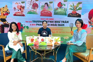 Nhà văn Trương Huỳnh Như Trân (trái) trong chương trình ra mắt bộ sách tranh Chuyện ở rừng Vi Vu tại Đường sách TPHCM