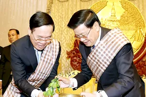 Chủ tịch nước Võ Văn Thưởng và Tổng Bí thư, Chủ tịch nước Lào Thongloun Sisoulith tại lễ buộc chỉ cổ tay cầu may nhân dịp Tết cổ truyền Bun Pi May của Lào, ngày 10-4
