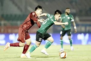 CLB TPHCM (áo xanh) chia điểm cùng T.Bình Định với tỷ số 1-1. Ảnh: DŨNG PHƯƠNG