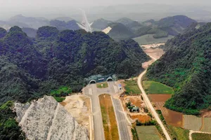 Công trình xuyên núi, vượt sông trên đường cao tốc Bắc - Nam