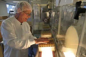 Phòng kiểm tra sản phẩm của một công ty dược ở Pháp