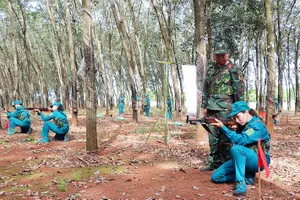 Lực lượng dân quân tự vệ của Công ty TNHH MTV Cao su Phú Riềng luyện tập bắn súng 