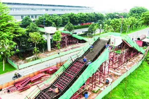Thi công cầu bộ hành tại nhà ga trước Khu Công nghệ cao TPHCM. Ảnh: HOÀNG HÙNG