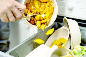 Thực phẩm quá hạn sử dụng bỏ đi gây nhiều hậu quả