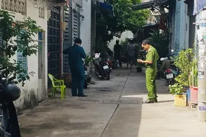 Công an khám nghiệm một vụ cháy trước đó 