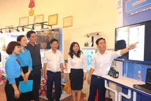 Đại diện Cấp nước Phú Hòa Tân giới thiệu giải pháp Bộ điều khiển áp lực tự động tại Tuần lễ Khoa học công nghệ và Sáng tạo do SAWACO tổ chức