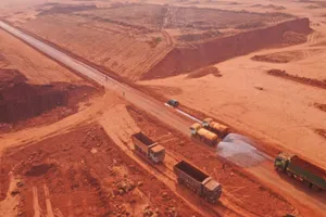 Nhà thầu tưới nước để giảm bụi tại khu vực xây dựng sân bay Long Thành. Ảnh: HOÀNG BẮC