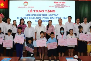 Niềm vui của học sinh đồng bào dân tộc Hoa khi nhận kinh phí hỗ trợ học tập