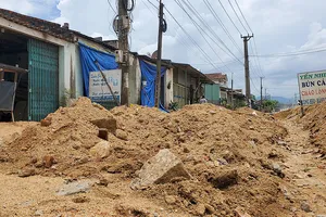 Nhà dân ở xã Tây Giang (huyện Tây Sơn, Bình Định) nằm trong dự án nhưng chưa được đền bù, giải tỏa