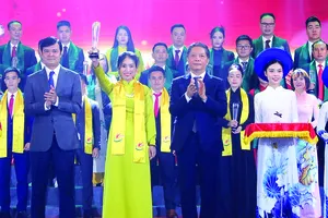 Trưởng Ban Kinh tế Trung ương Trần Tuấn Anh (phải) cùng Bí thư thứ nhất Trung ương Đoàn Bùi Quang Huy trao khăn và biểu trưng cho Chủ tịch kiêm Tổng Giám đốc Công ty Cổ phần Zoro Aya Nguyễn Thị Hạnh được vinh danh tốp 10 doanh nhân trẻ khởi nghiệp xuất sắc Ảnh: TTXVN