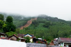 Vẫn chưa di dời dân vùng sạt lở núi Cấm (huyện Phù Cát, tỉnh Bình Định)