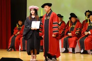 GS.TSKH Hoàng Văn Kiếm, Chủ tịch Hội đồng Khoa học và Đào tạo Trường ĐH Quốc tế Sài Gòn trao bằng tốt nghiệp cho thủ khoa Phạm Hòa Nhi