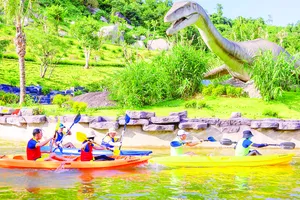 Khu du lịch suối khoáng nóng Núi Thần Tài (huyện Hòa Vang, TP Đà Nẵng) đưa vào hạng mục chèo thuyền Kayak. Ảnh: XUÂN QUỲNH