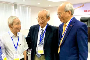 GS-TS Trần Hồng Quân (giữa) trao đổi cùng các chuyên gia tại hội thảo về tự chủ đại học năm 2019