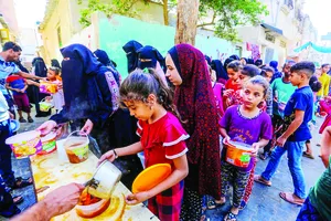 Người dân tại Dải Gaza nhận thức ăn cứu trợ. Ảnh: AP