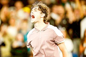 Tay vợt Fritz biểu lộ cảm xúc sau khi thắng Tsitsipas