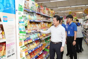 Ông Nguyễn Anh Đức, Tổng Giám đốc Saigon Co.op, kiểm tra hàng hóa tại Co.opmart. Ảnh: HOÀNG HÙNG