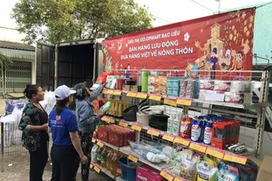 Người dân vùng sâu mua hàng Việt chất lượng từ những chuyến xe lưu động của Co.opmart
