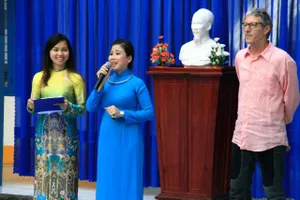 Nghệ sĩ Linh Huyền trong một buổi giới thiệu nghệ thuật cải lương đến học sinh tại TPHCM. Ảnh: NVCC