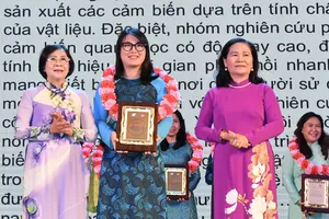 Đồng chí Nguyễn Thị Thu Hà, nguyên Phó Bí thư Thành ủy TPHCM và đồng chí Nguyễn Thị Lệ, Phó Bí thư Thành ủy, Chủ tịch HĐND TPHCM tôn vinh các nữ trí thức tiêu biểu của TPHCM lần 1. Ảnh: VIỆT DŨNG