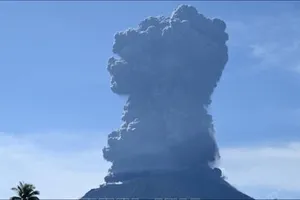 Indonesia sơ tán hàng trăm người gần núi lửa phun trào