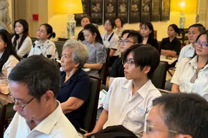 Các em học sinh tham dự buổi họp báo. Ảnh: Viện pháp tại TPHCM