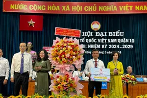 Lãnh đạo quận 10 tặng hoa chúc mừng đại hội đại biểu MTTQ Việt Nam quận 10 lần thứ XIII, nhiệm kỳ 2024 – 2029 