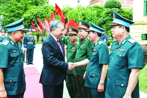 Chủ tịch nước Tô Lâm với lãnh đạo Quân chủng Phòng không - Không quân. Ảnh: TTXVN