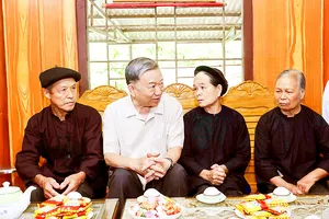 Chủ tịch nước Tô Lâm thăm bà Hoàng Thị Khìn, người đưa cơm hàng ngày cho Bác Hồ tại xóm Pác Bó, xã Trường Hà, huyện Hà Quảng, tỉnh Cao Bằng. Ảnh: TTXVN