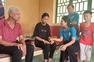 Mẹ đỡ đầu Nguyễn Thanh Hồng tâm sự với bé Mận (áo đen) 