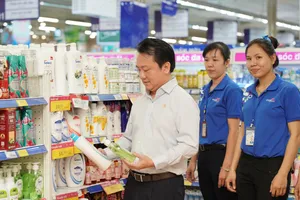 Ông Nguyễn Anh Đức, Chủ tịch Hiệp hội các nhà bán lẻ Việt Nam, Tổng Giám đốc Saigon Co.op, kiểm tra hàng hóa